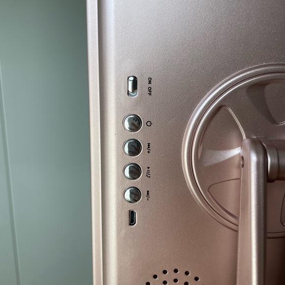 Makeup mirror with zoomed mirror - Picture 4 of 4